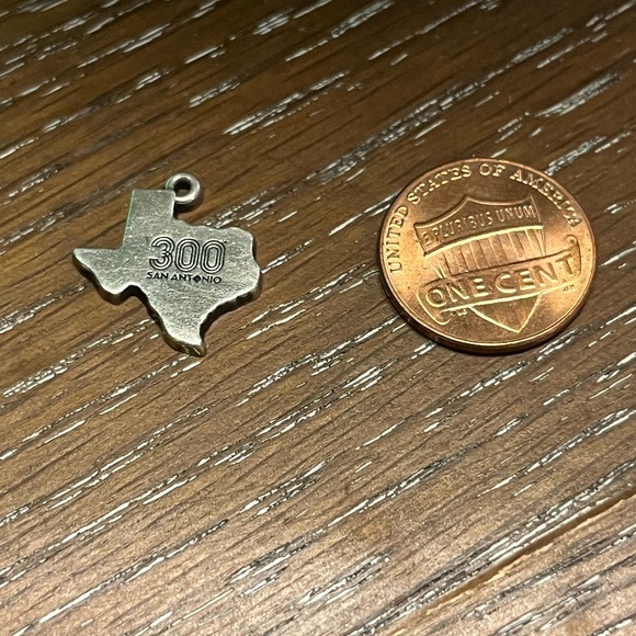 Hay y’all!! Super collectible san antonio tricentennial limited edition charm. - Picture 3 of 4